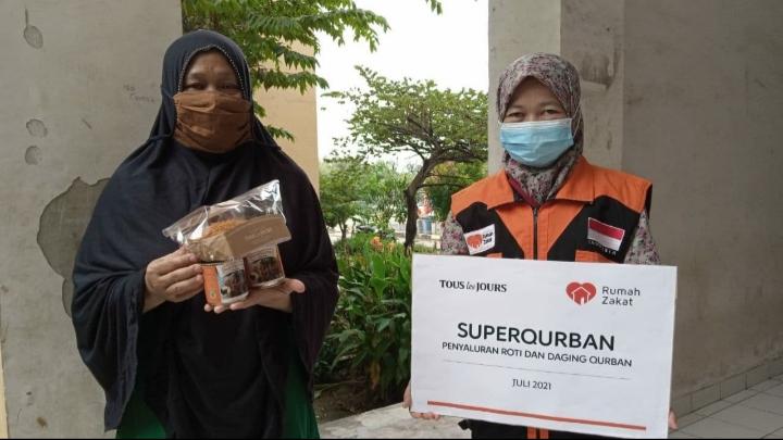 TOUS LES JOURS DAN RUMAH ZAKAT BERIKAN BANTUAN  DAGING QURBAN DAN ROTI DALAM KEGIATAN SUPERQURBAN