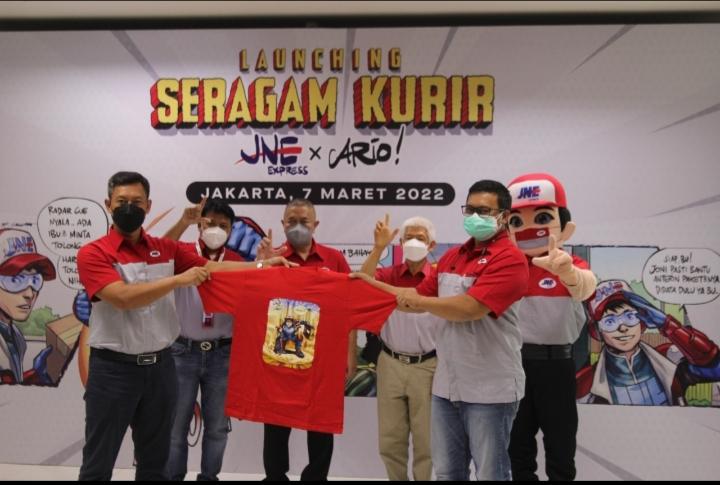 Tampil Beda! JNE Resmikan Seragam Kurir Karya Ilustrator Marvel & DC Comics, Ario Anindito