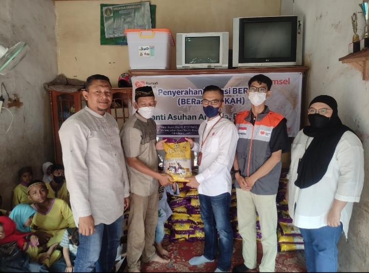 Telkomsel Bersama Rumah Zakat Salurkan Donasi Beras Sedekah Kepada Panti Asuhan Ananda Palembang