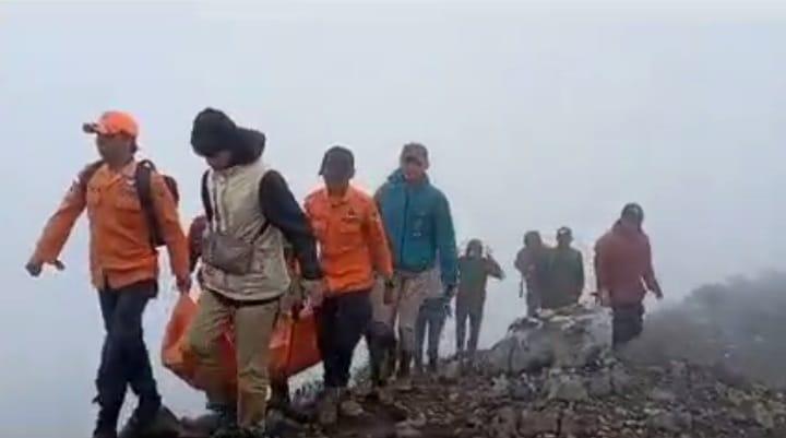 Tim SAR Gabungan Berhasil Evakuasi Mayat di Pinggir Kawah Merapi Dempo, Keluarga Akui Karena Idap Depresi