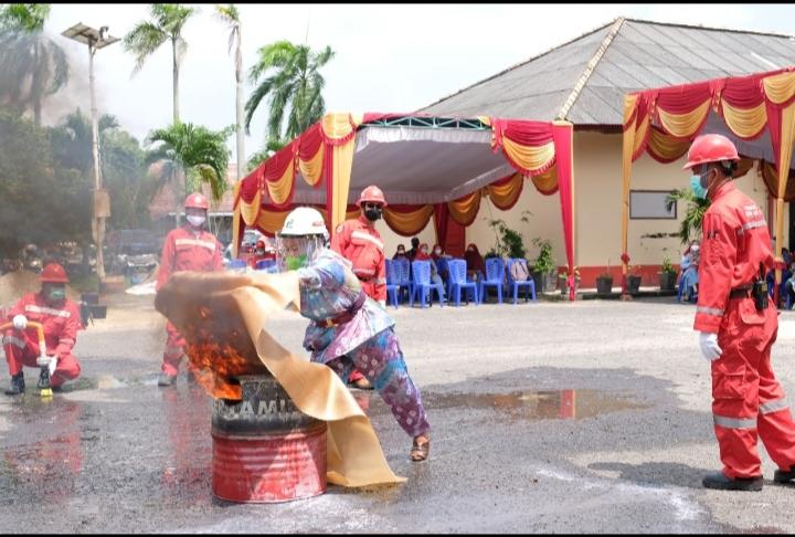 Tingkatkan Kecakapan HSSE, Kilang Pertamina Plaju Ajarkan Warga Sekitar Teknik Pemadaman Api Ringan dan Pertolongan Pertama