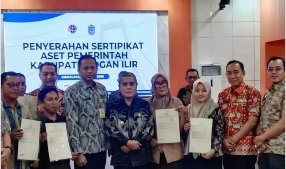 Wabup H Ardani Didampingi Kadis PUPerkimtan Serahkan sertifikat aset Pemerintah Kabupaten Ogan Ilir kepada Puskesmas dan Sekolah-sekolah