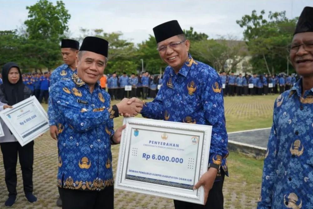 Wabup OI Beri Cindramata Pensiunan Aparatur Sipil Negara Lingkup Pemkab Ogan Ilir