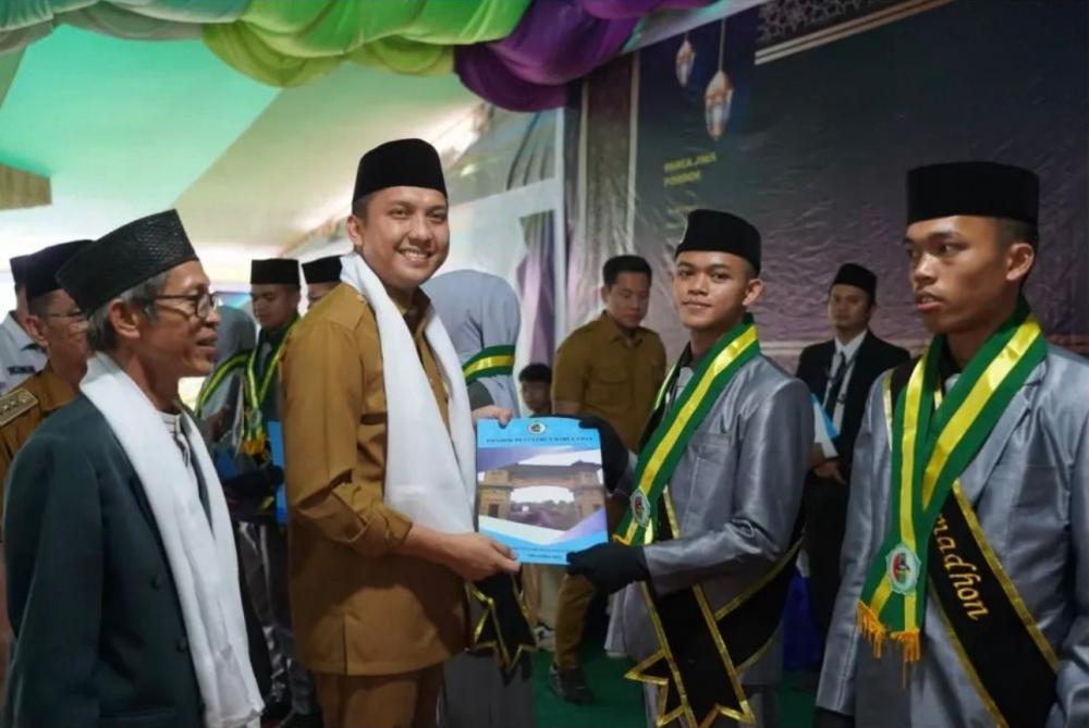 Bupati OI Hadiri Haflah Wisuda Kelas Akhir ratusan santri Ponpes Darul Iman Desa Seri Kembang Kecamatan Muara Kuang
